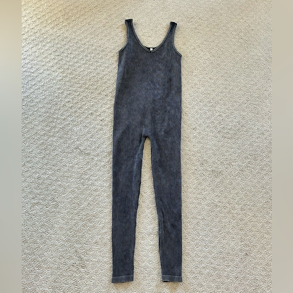 GREY RIBBED BODYSUIT ROMPER JUMPSUIT / STRETCHY MATERIAL SIZE L/XL🫶🏻